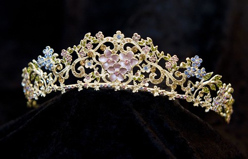  Be an Elegant Queen in your Wedding Day with a Tiara 