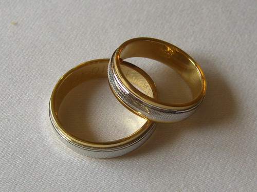 Wedding Rings Alianzas is Spanish for wedding rings 
