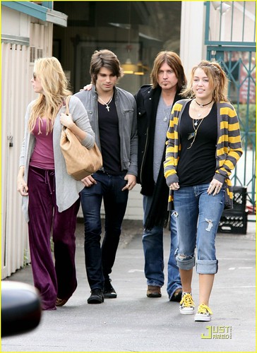 miley-cyrus-family-paty-lunch-07