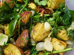 Grilled potatoes with arugula and pearl onions