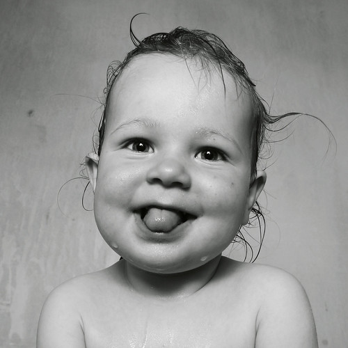  フリー写真素材, 人物, 子供, 赤ちゃん, モノクロ写真, あっかんべー・舌を出す,  
