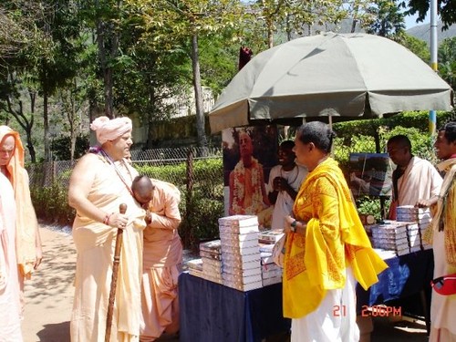 H H Jayapataka Swami in Tirupati 2006 - 0040 por ISKCON desire  tree.