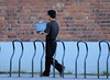 foto di ragazzo che cammina con pc -titolo: Looking for free Internet access