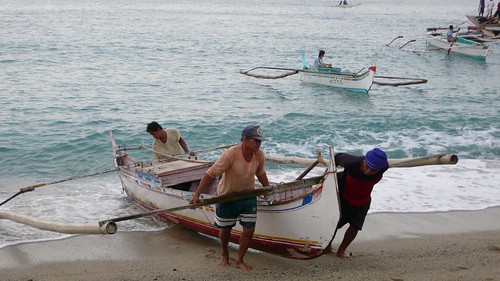   fishermen carries boat to shore San Juan Batangas Philippines Buhay Pinoy  Filipino Pilipino  people pictures photos life Philippinen      