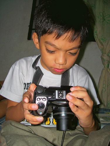 boy holding a camera Pinoy Filipino Pilipino Buhay  people pictures photos life Philippinen  菲律宾  菲律賓  필리핀(공화국) Philippines  dlsr  