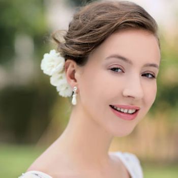 wedding hairdos. When this simple hair styles is matched with white flowers, romance and grace are perfectly combined together. elegant bob wedding hairstyles