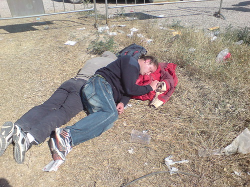 Dos personajes durmiendo la mona en el Monsters Of Rock 2007 en Zaragoza
