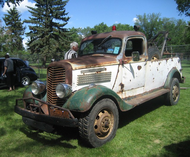 rusted tow truck photo