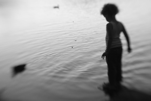 フリー写真素材|人物|子供|人と風景|湖・池|シルエット|モノクロ写真|