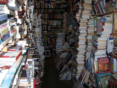 librería con muchos libros en caos