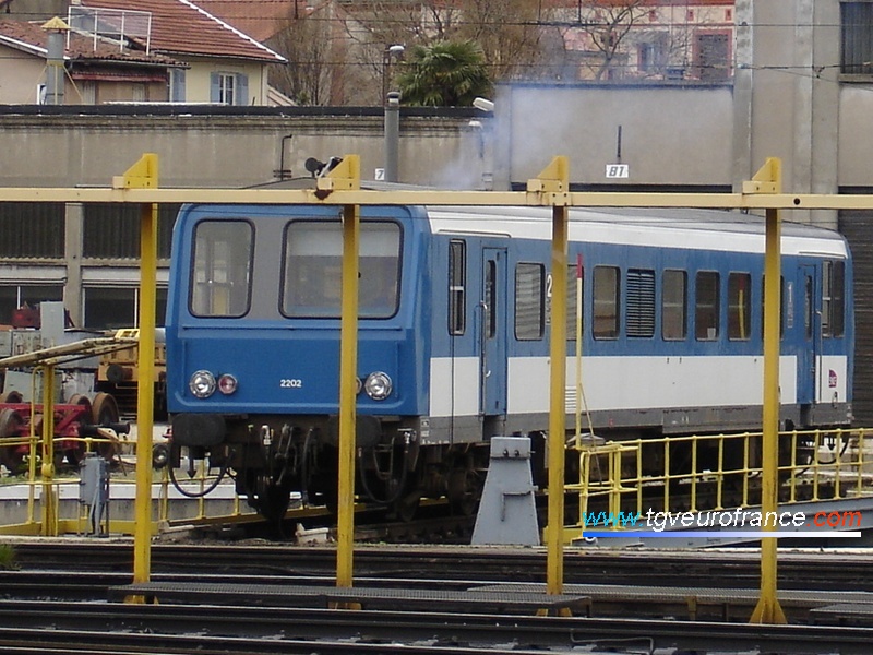 Un autorail Diesel X 2200 SNCF (le X 2202) en manoeuvre sur le pont roulant du dépôt de Toulouse