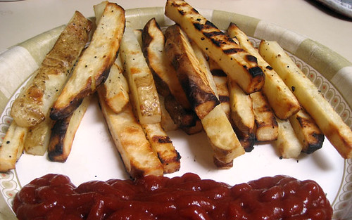 grilled potato fries and katchup