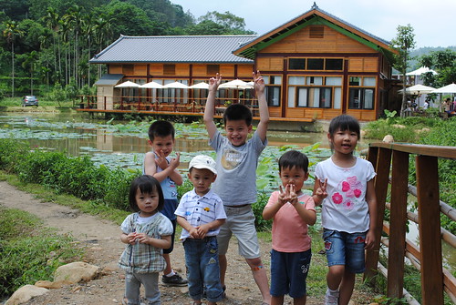 2010-06-05 -  Kids by the pond
