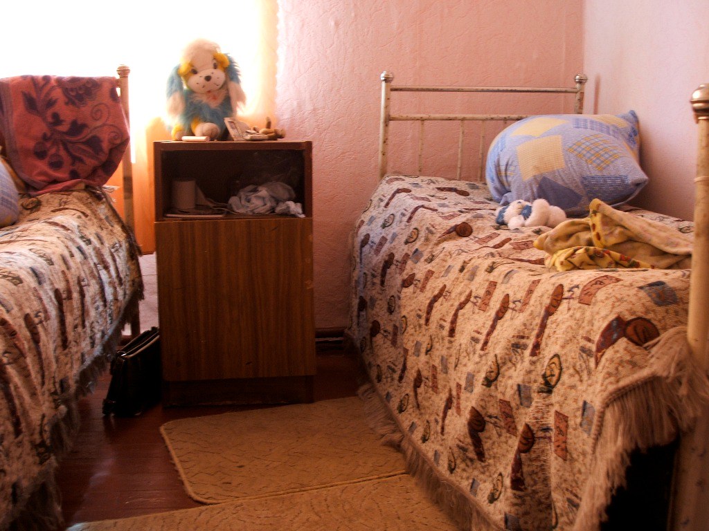 фото: orphanage beds