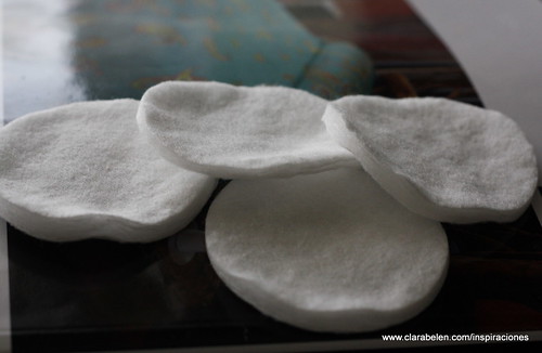 Manualidades Navideñas: Como hacer copos de nieve con discos de algodón para desmaquillar