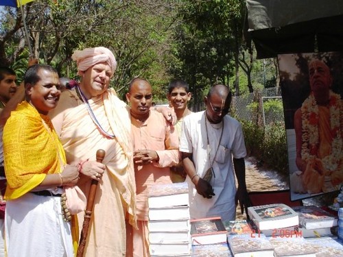 H H Jayapataka Swami in Tirupati 2006 - 0041 por ISKCON desire  tree.