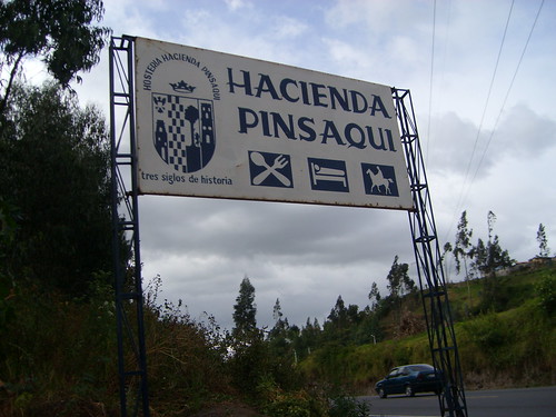 Hacienda Pinsaqui sign