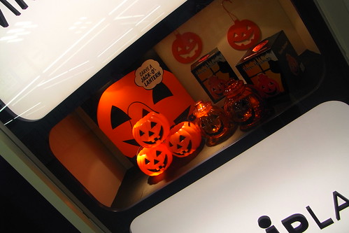 Halloween Show window ISO 64