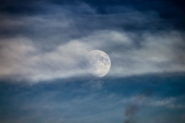 Luna e scie - Moon and contrails