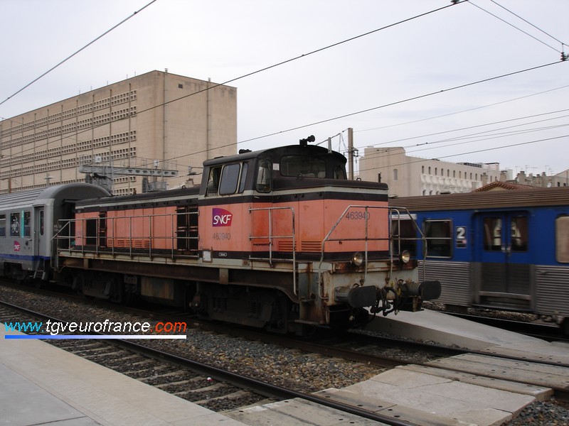 La locomotive BB63940 (série BB 63500 SNCF) remorque des voitures en livrée TER