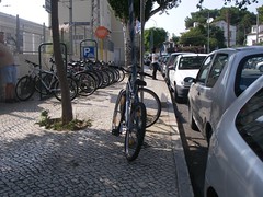 O parque de estacionamento de bicicletas tem a lotação mais que esgotada
