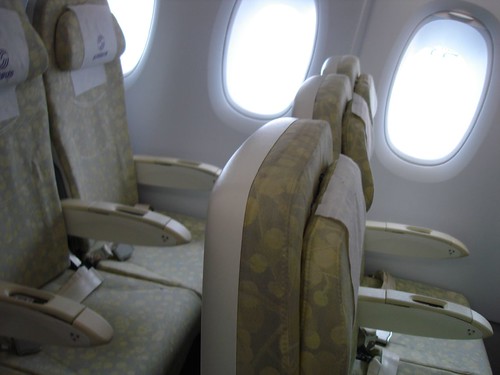 經濟艙的椅背特別削薄，讓腿部有更多的伸展空間