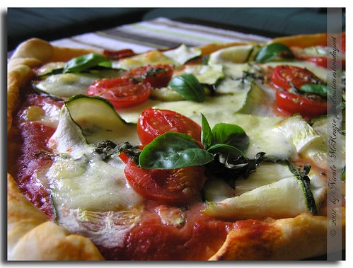 Pizza-mit-Zucchini-&-Kirsch