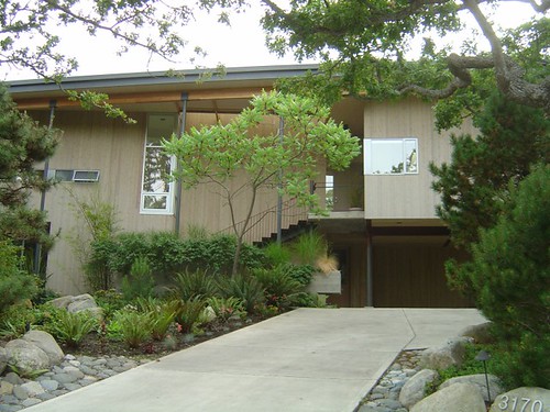 Mid-Century Modern house with Curb Appeal