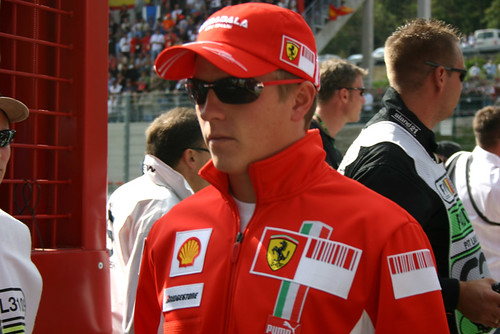 Kimi Räikkönen returns from the parade of drivers by Cor Lems.