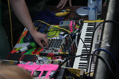 dan deacon's setup: note the ipod taped to a banana