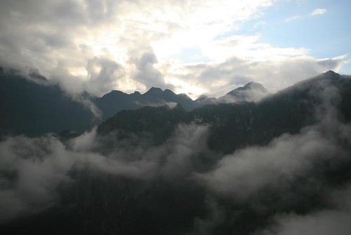 Les montagnes entourant Machu Picchu au lever de soleil