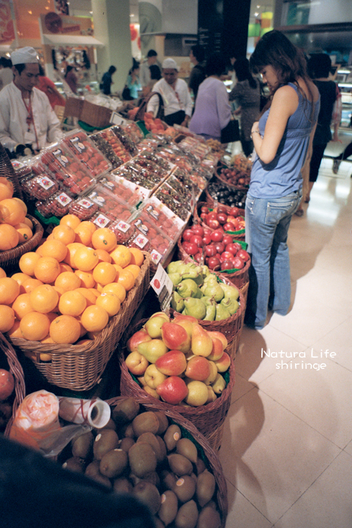 Siam Paragon的地下超市看到華麗的水果攤