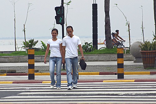  walking strolling around baywalk area while holding hands manila Pinoy Filipino Pilipino Buhay  people pictures photos life Philippinen  菲律宾  菲律賓  필리핀(공화국) Philippines    