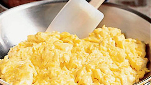 how-to-make-scrambled-eggs-5.WidePlayer
