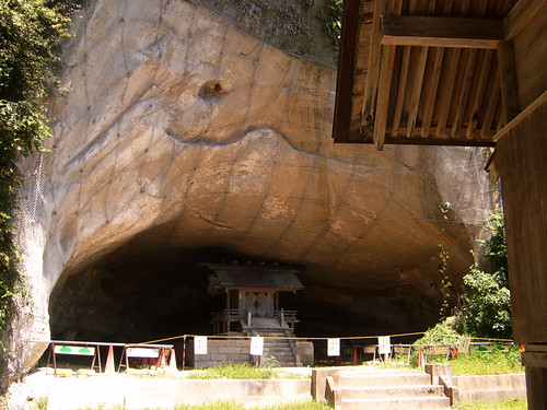 Ozakai cave