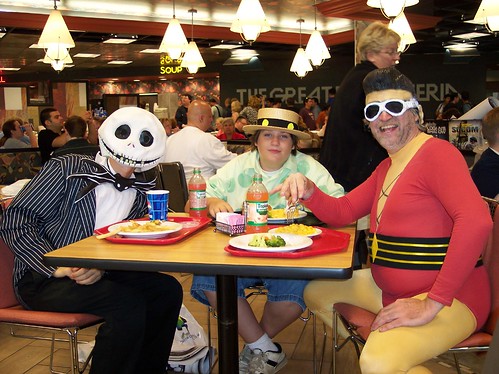 Jack Skelington, Woozy Winks and Plastic Man do lunch at Wizard World 2007