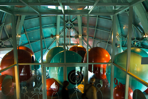 Bollen in een bol in het Atomium