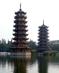 桂林杉湖日月双塔（１）Sun-Moon Pagodas at day in Guilin, China