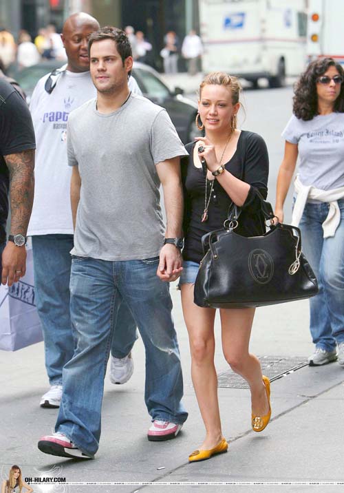 hilary-duff-mike-comrie-nyhands-08