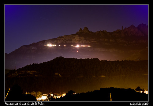 Montserrat de nit des de El Vilar