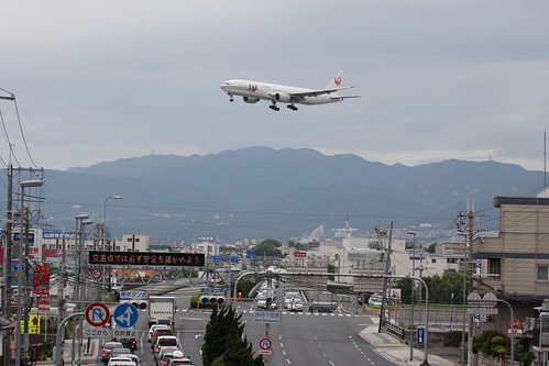 JAL's B777-200 flies over National Route 171