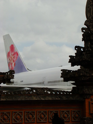 峇里島建築與華航客機