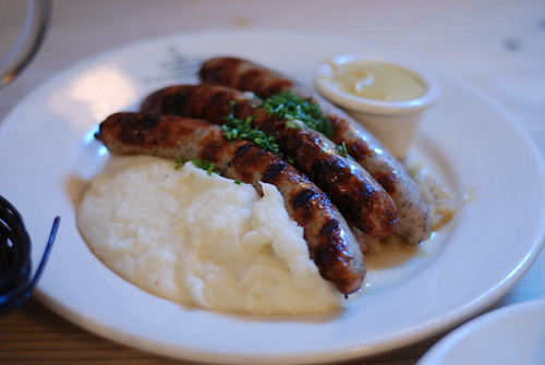 Gegrillte Nünberger Bratwurst mit Sauerkraut und Kartoffelbrei - Grilled Pork Sausage with Sauerkraut and Mashed Potatoes
