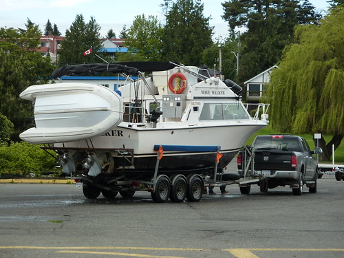 Un canadien transportant son petit bateau, très simplement