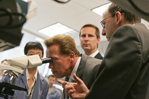 Gov. Schwarzenegger tours lab @ MaRS