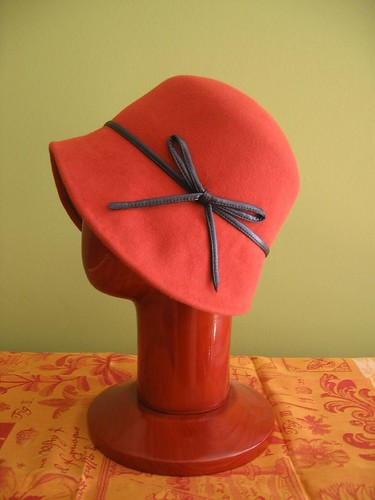 Cloche rust felt with bow side view