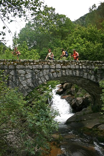 Passant per un pont de pedra, del riu Madriu,( a la vall del mateix nom) por el vent..