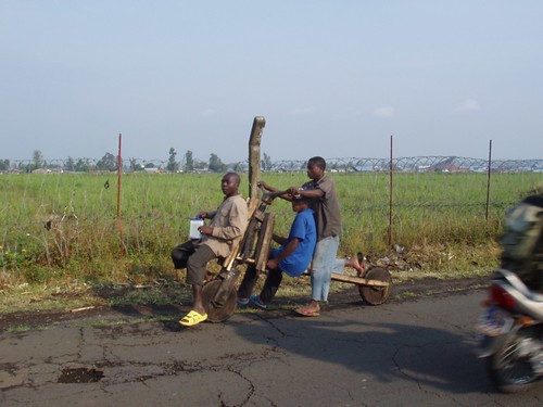 Прикольное фото: африканцы на деревянном велосипеде