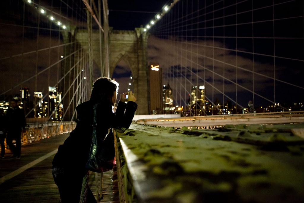 Brooklyn Bridge photographer-tourist, Photo of
