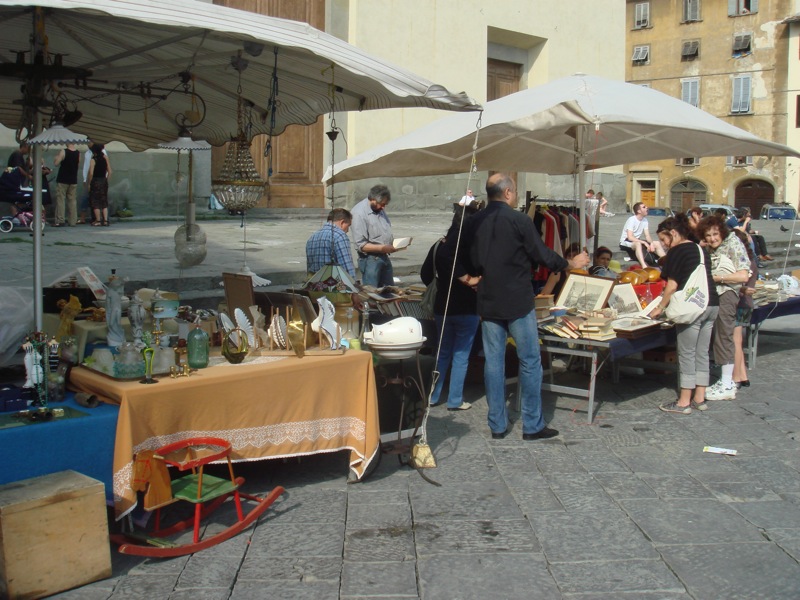 antique market at santo spirito.JPG